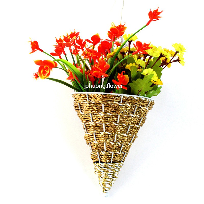Giỏ treo chùm dây lá hoặc hoa bằng cói nhân tọa khung kim loại sơn thuận tiện trong việc trang trí