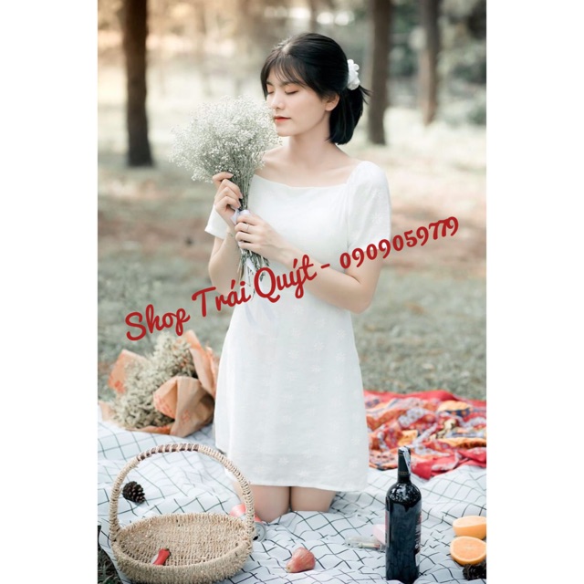 Đầm trắng hoa cúc cổ vuông dễ thương | BigBuy360 - bigbuy360.vn