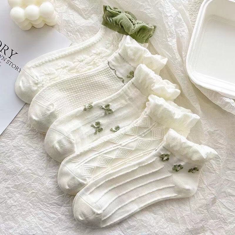 Tất nữ cổ thấp màu trắng phối xanh lá tươi mát, xinh xắn
