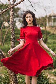 Đầm đỏ xoè phối ren tay