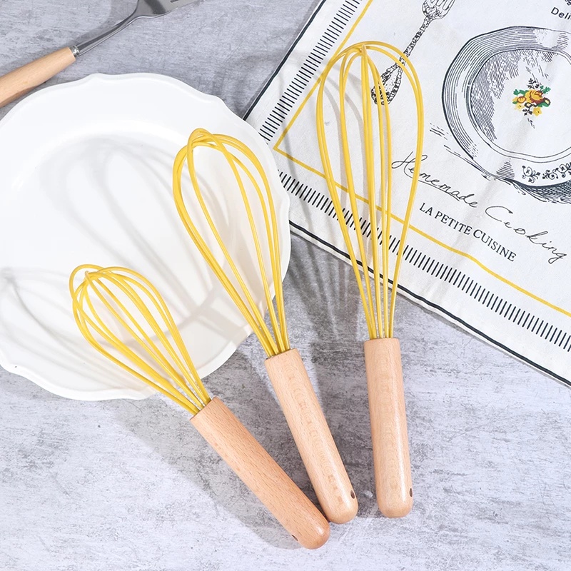 Dụng cụ đánh trứng bằng silicone cán gỗ tiện lợi