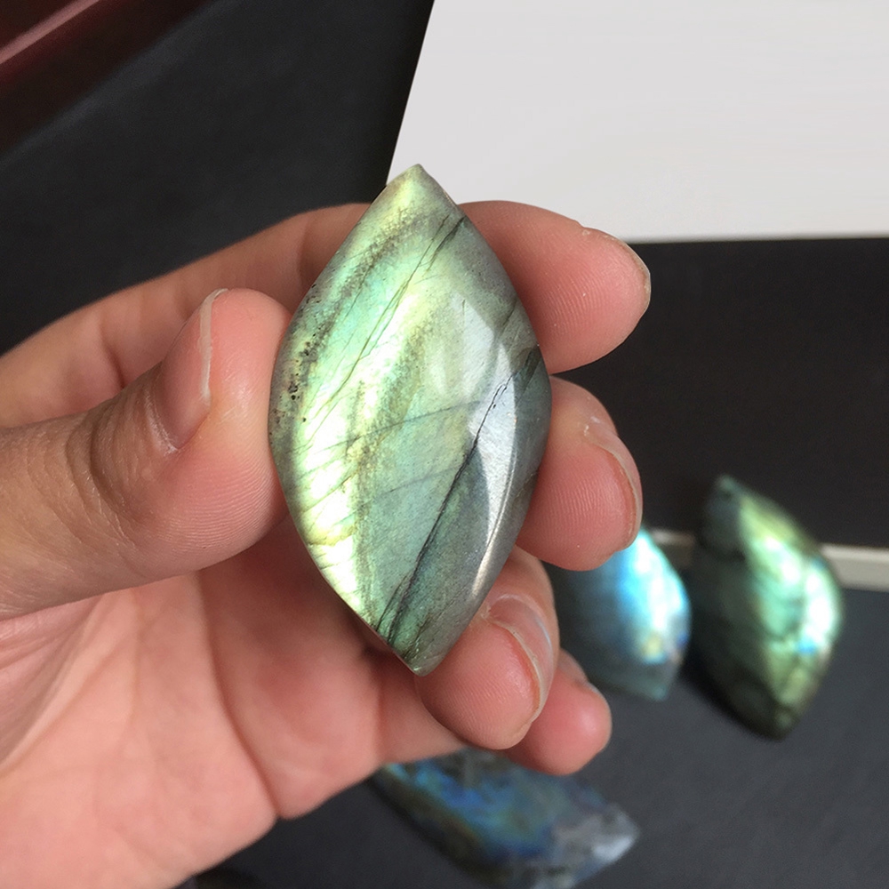 Đá xà cừ tự nhiên từ Madagascar hình dáng không đều được đánh bóng làm phụ kiện trang trí thủ công