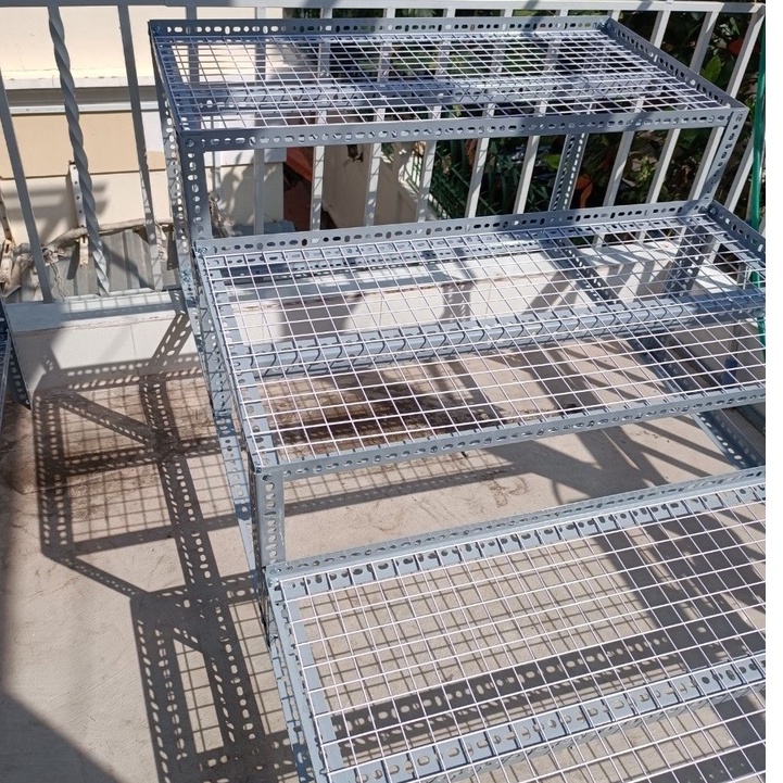 KỆ SẮT V LỖ BẬC THANG 3 BẬC KHUNG V3X3cm VỈ LƯỚI SẮT Ô VUÔNG