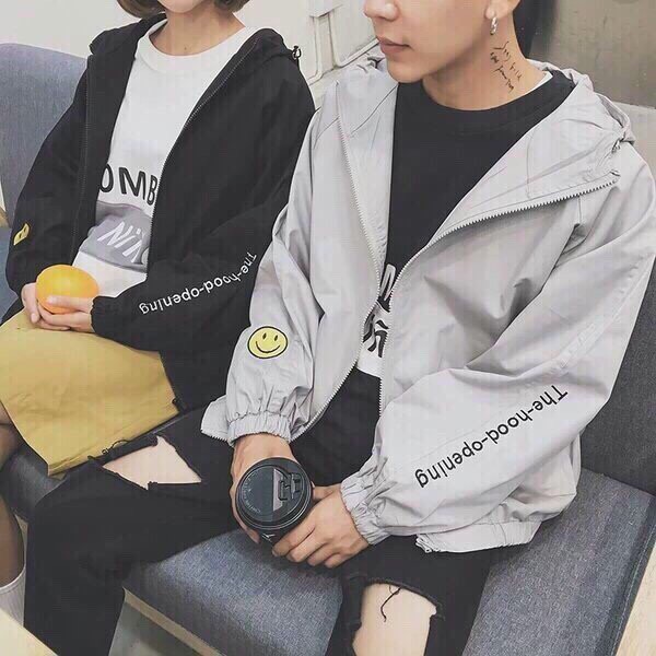 Áo khoác dù nữ đẹp mặt cười vui tươi