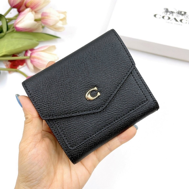 Ví Coach nhỏ nắp bì thư hoạ tiết mới