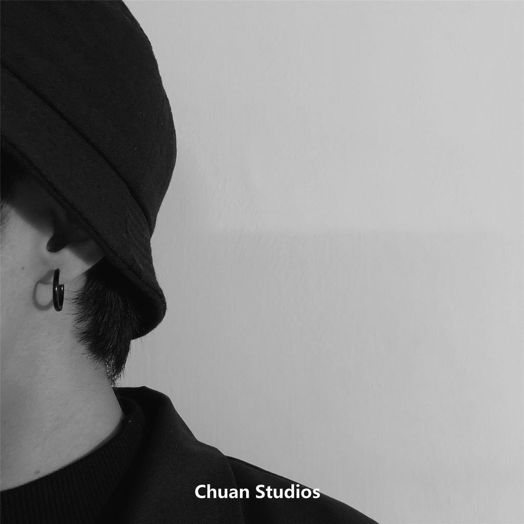 Hoa tai nhỏ màu đen theo phong cách hiphop cá tính