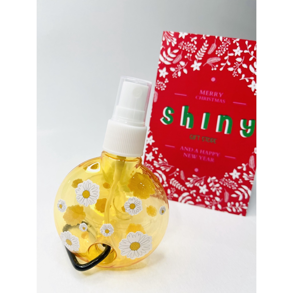 Bình xịt hình tròn 50ml tặng kèm sticker hoa cúc và móc treo tiện dụng