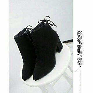 Boot nữ da lộn cột nơ sau - màu đen