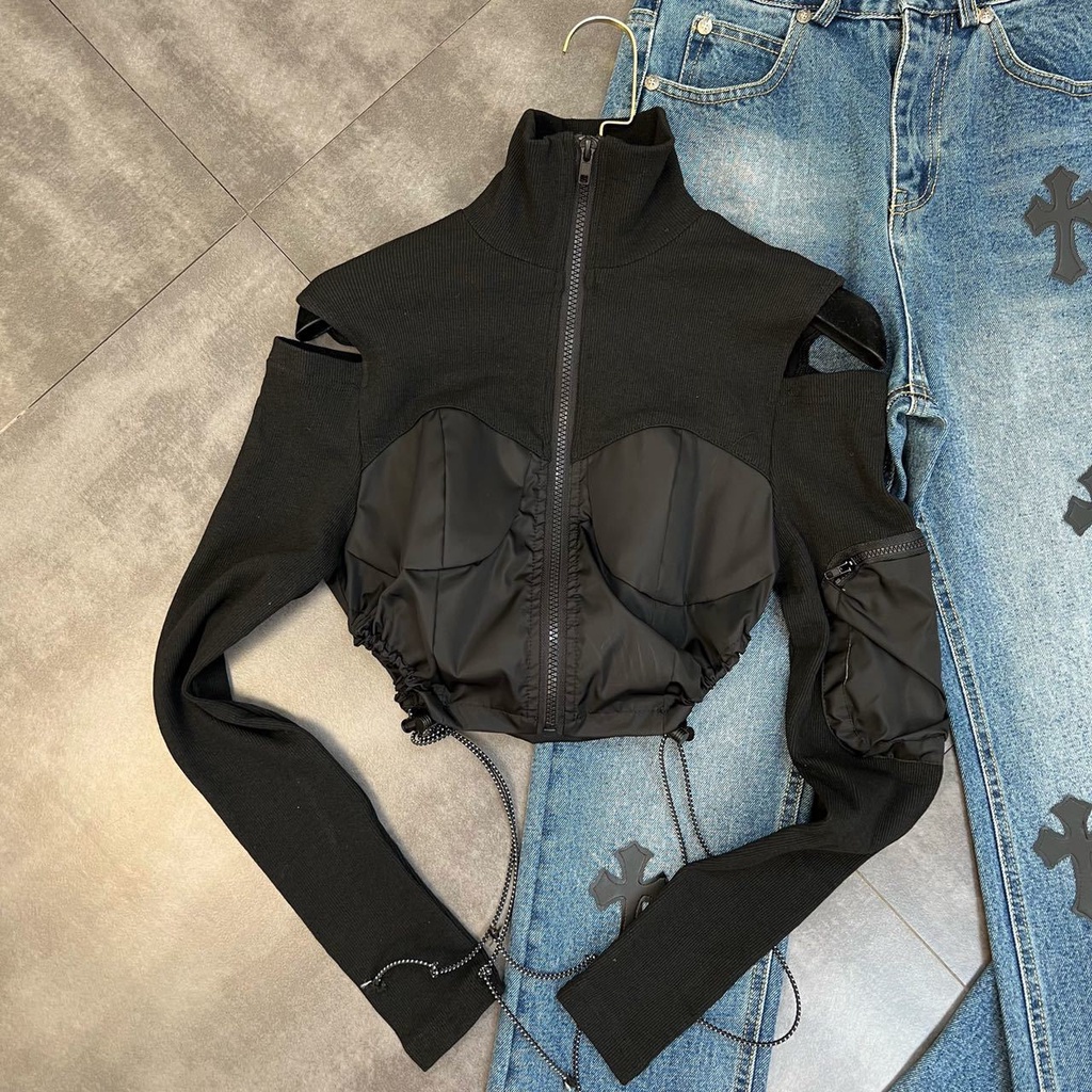 In the spring of 2022, the collar shoulder-exposed long sleeve pocket bag is decorated with drawstring and cool street shirts.