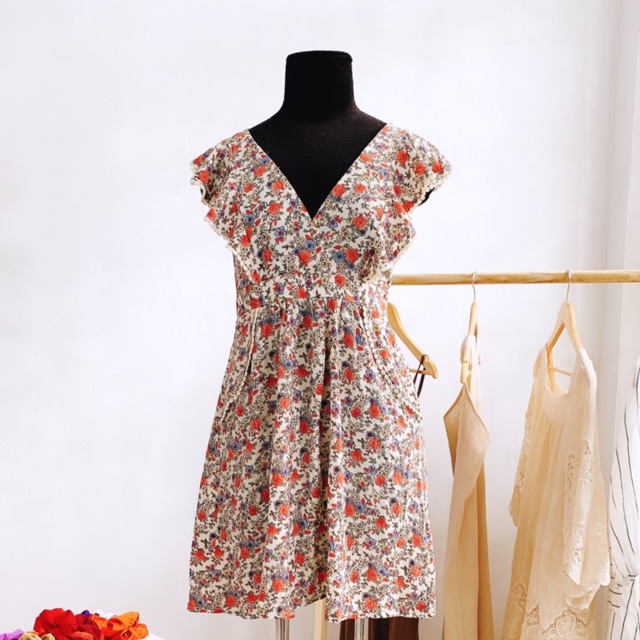 1 em váy hoa nhí cổ tim bèo nền kem được điểm những bông hoa đỏ nhí váy dài 85cm cùng với cổ tim bèo