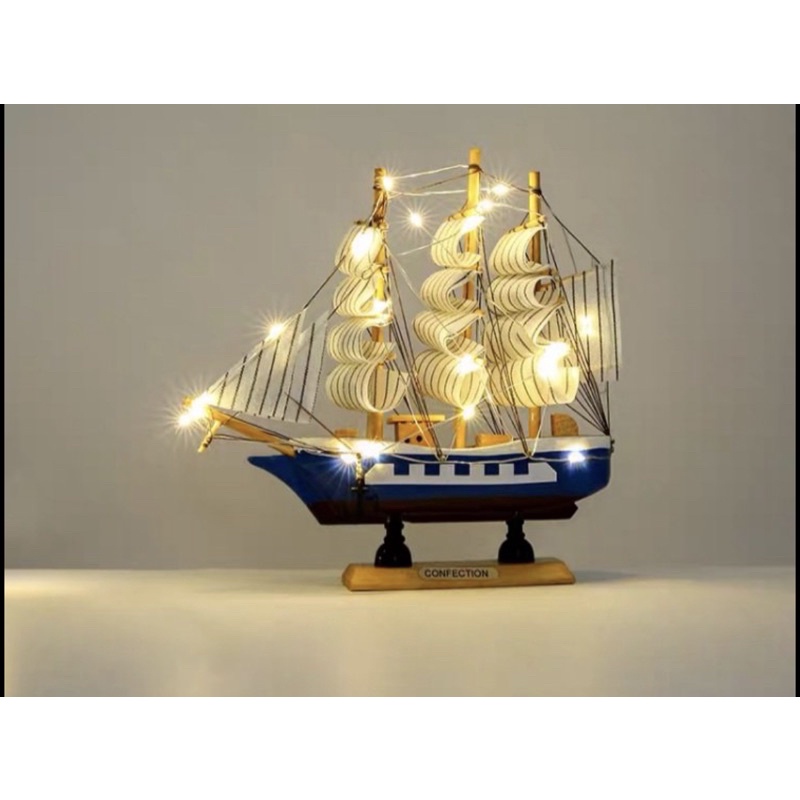 Quà tặng thuyền buồm phong thuỷ gắn led phát sáng.