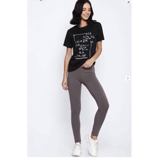 Áo thun cổ tròn form basic đen in chữ trắng vnxk