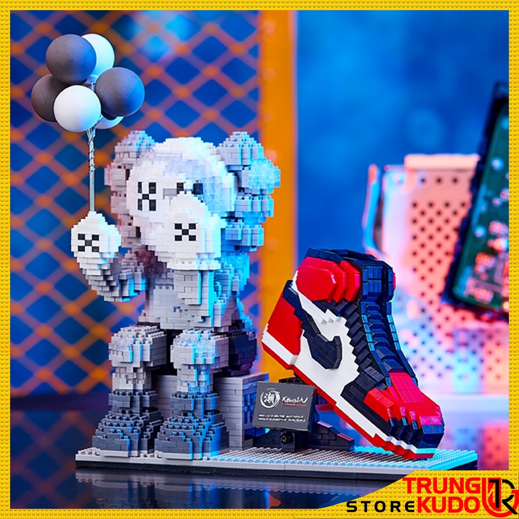 Mô hình Giày Kaws hộp bút có đèn Sneaker Kaws ống bút làm quà , đồ decor - 6907