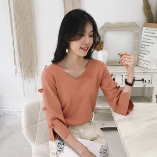 Áo len cổ chữ V điệu đà