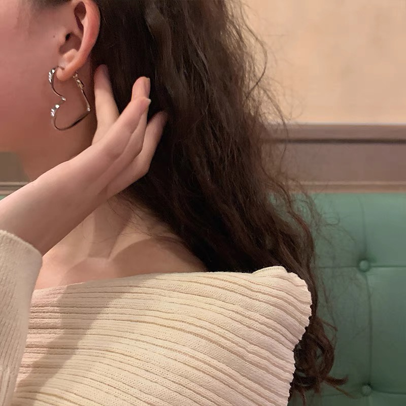 Khuyên Tai Hình Trái Tim Lớn Phong Cách Retro Thời Trang Không Gây Dị Ứng Cho Nữ