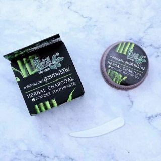 Bột than tre trắng răng HERBAL CHARCOAL Thái Lan