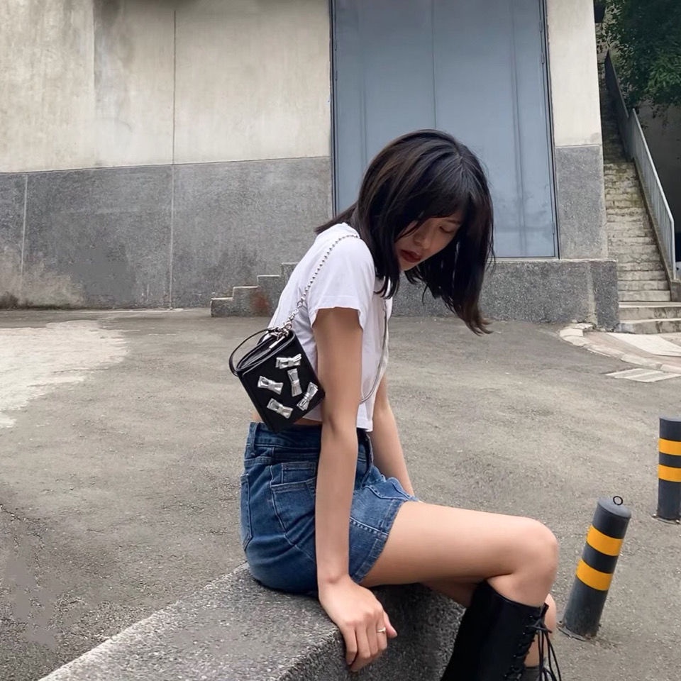 Túi đeo chéo đính nơ dễ phối đồ phong cách mùa hè thời trang cho nữ