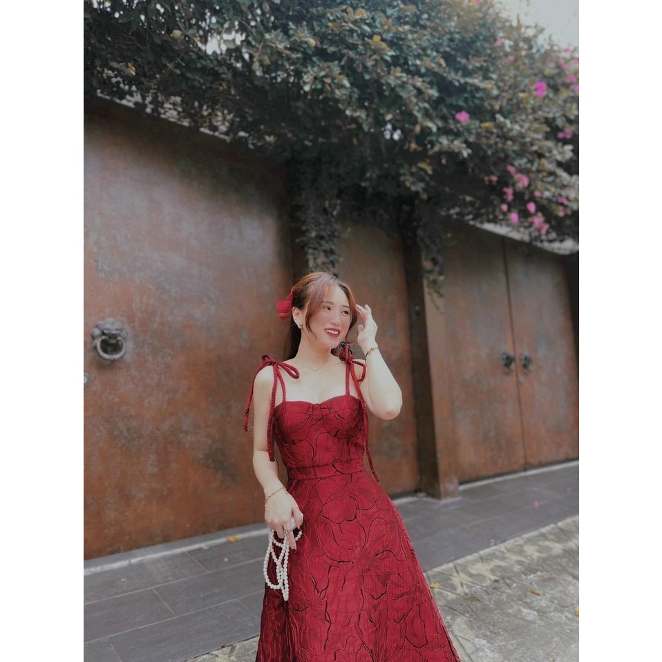 Váy Xòe Đỏ Dáng Dài, Đầm 2 Dây Cúp Ngực Cột Vai Chất Gấm Dày Dặn Họa Tiết Bắt Mắt, Váy Dự Tiệc Sang Chảnh. | BigBuy360 - bigbuy360.vn