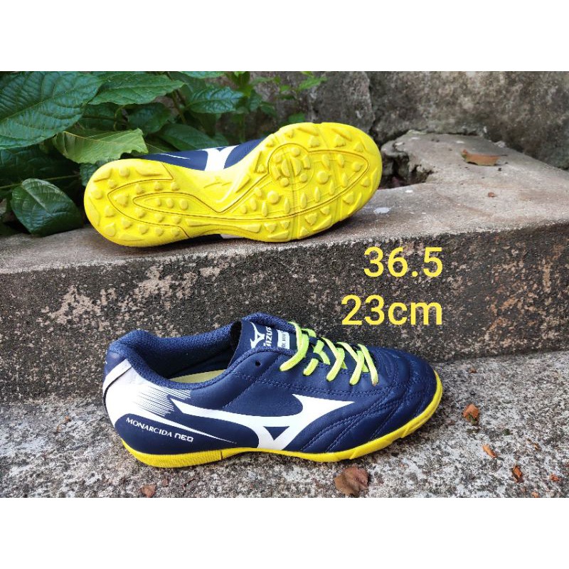 Giày mizuno đá bóng chính hãng 2hand còn rất mới cho bạn một ngày đầy năng lượng