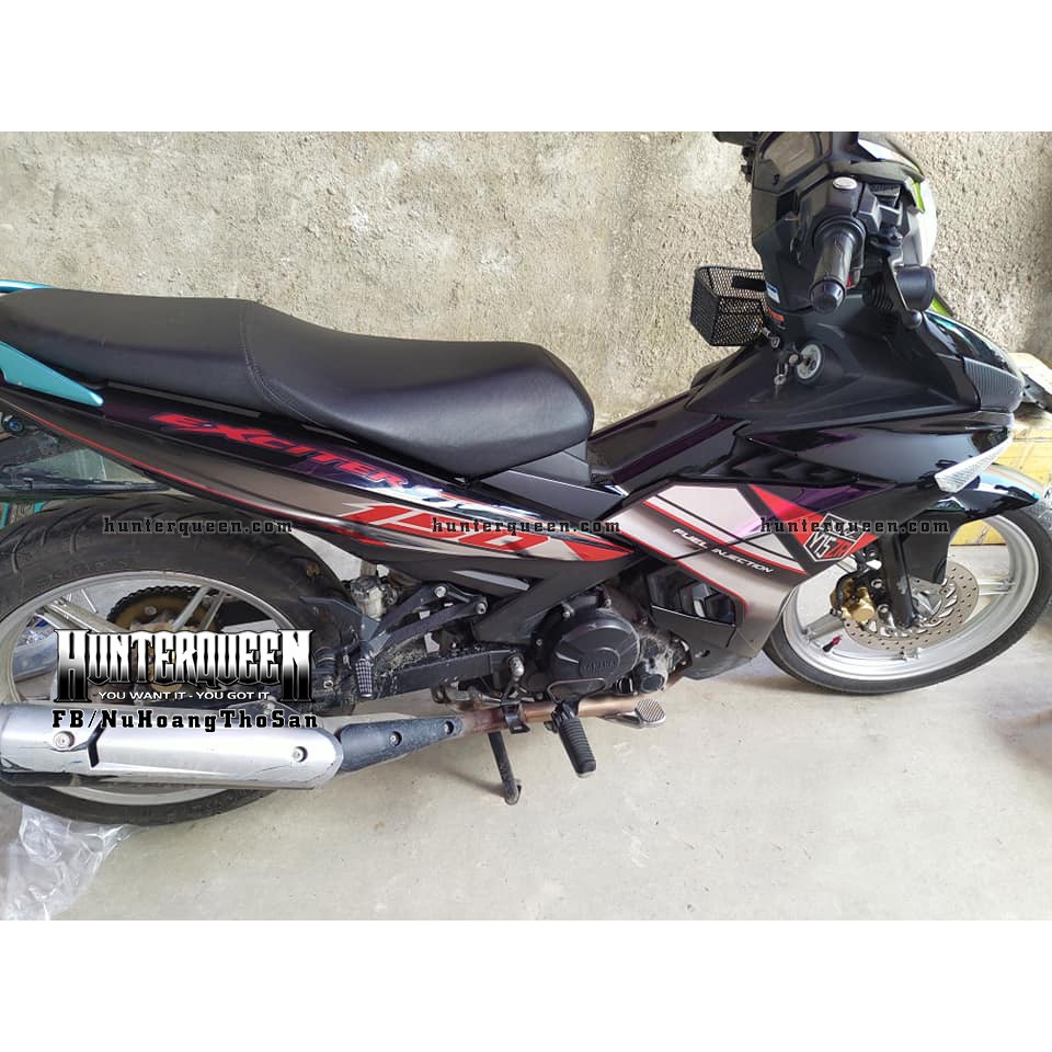 Tem Exciter 150. Tem Y15ZR đơn giản, đen đỏ. Chất liệu crom. Chỉnh sửa theo yêu cầu. Sắc nét, bền màu, chống nước