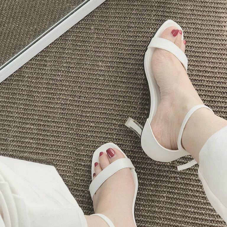 Giày sandal quai mảnh bít gót 7cm lên chân sang chảnh