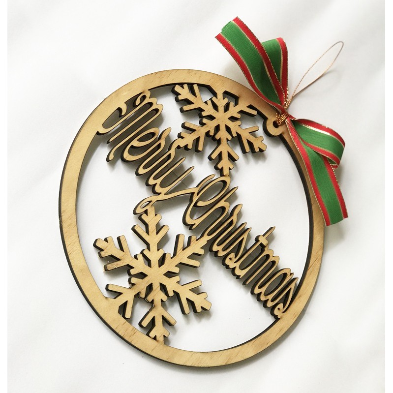 Phụ kiện trang trí Noel: Bảng treo cửa hình tròn khắc chữ Merry Christmas bằng gỗ, có gắn nơ xanh đỏ - Wooden Studio