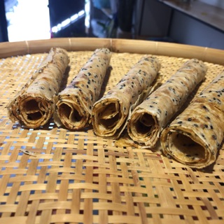 Bánh tráng nướng cuộn mắm ruốc.