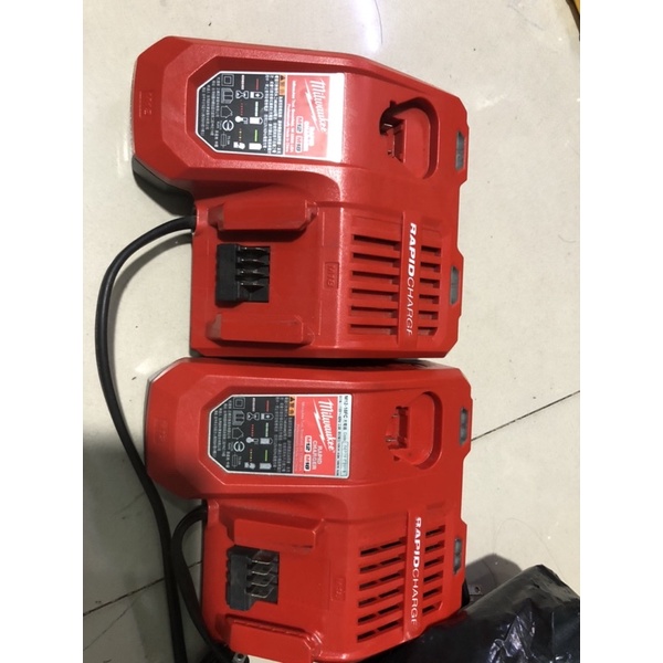 xạc nhanh milwaukee 2 cổng 220v 95%