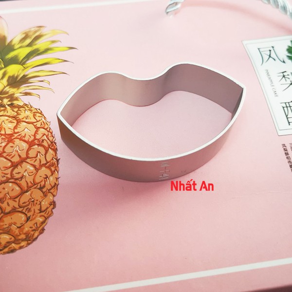 Khuôn nhấn bánh dứa hình Đôi môi