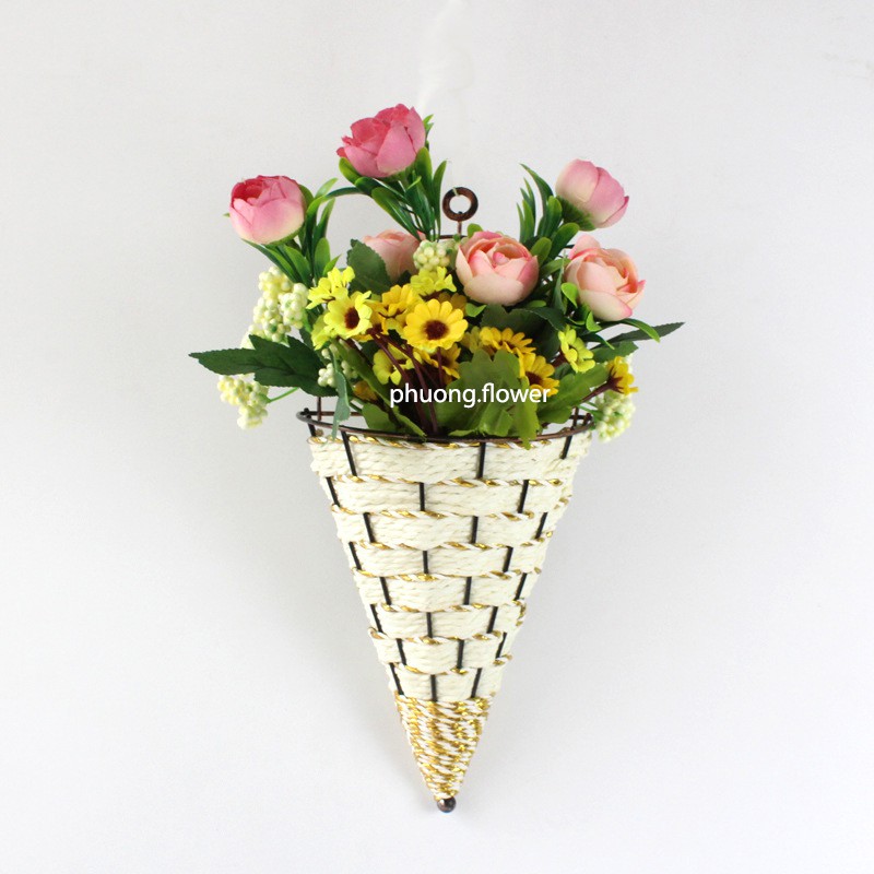 Giỏ treo chùm dây lá hoặc hoa bằng cói nhân tọa khung kim loại sơn thuận tiện trong việc trang trí