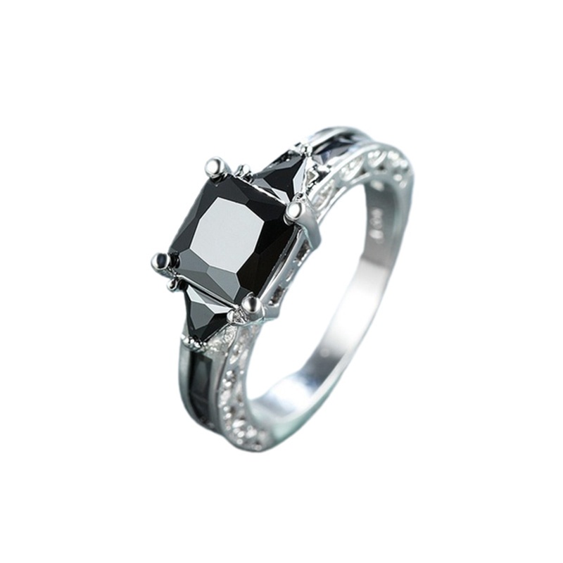 Nhẫn mạ vàng trắng 18K đính đá Sapphire đen