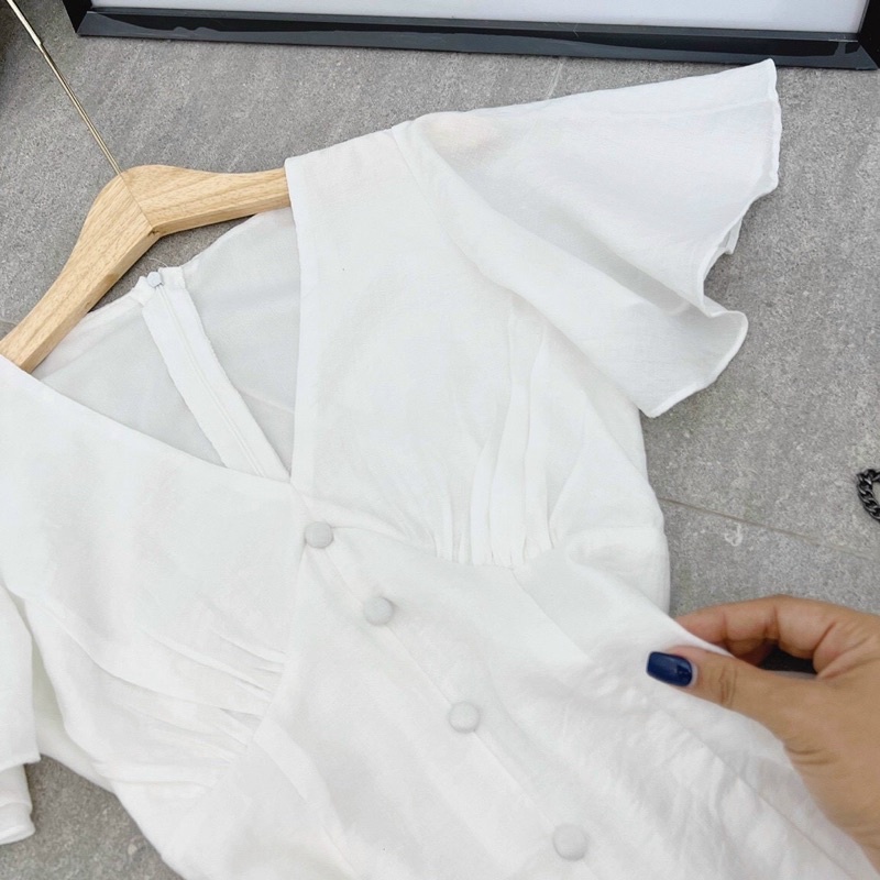 MAXI TRẮNG CỔ V PHỐI NÚT ĐUÔI CÁ