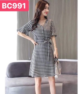 Đầm caro tay loe