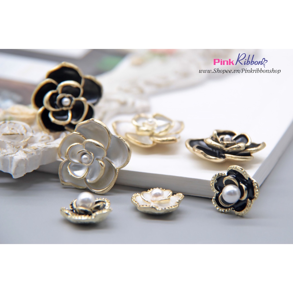 Hoa đen/trắng viền vàng 2 cỡ 2.6cm và 1.6cm