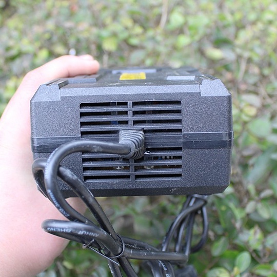 Sạc bình xe điện 48V /20Ah phích cái 3 chấu có quạt
