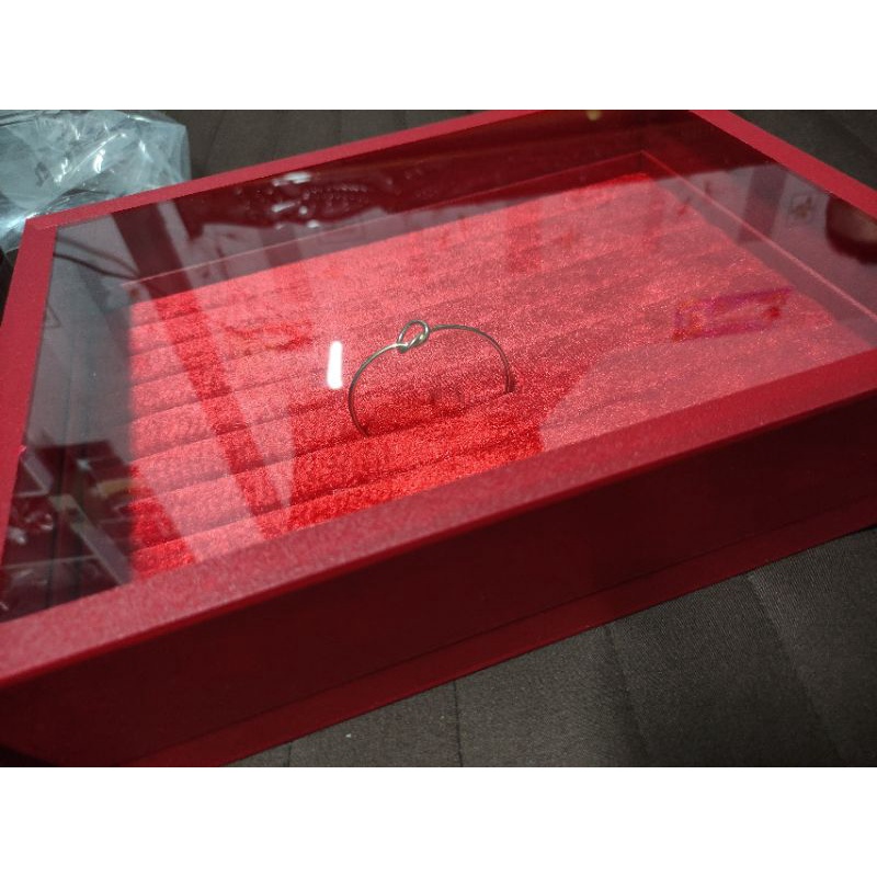 Khay trưng bày màu trắng/đỏ/đen vòng nắp kính cao cấp 31cm x 23cm x 8cm