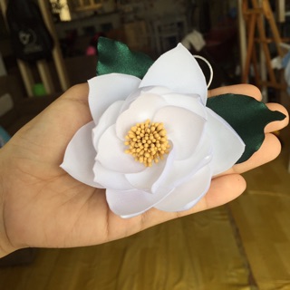 Hoa sen trắng cài áo + lá