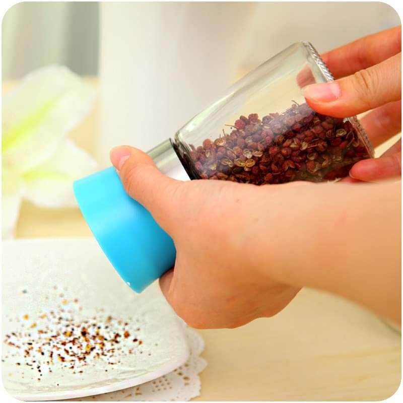 Dụng cụ đựng và xay tiêu cầm tay đa năng