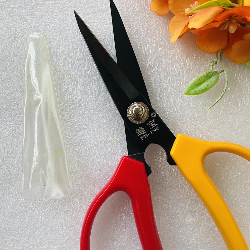 KÉO CẮT ĐA NĂNG CÁN NHỰA ĐỎ-VÀNG TIỆN DỤNG.