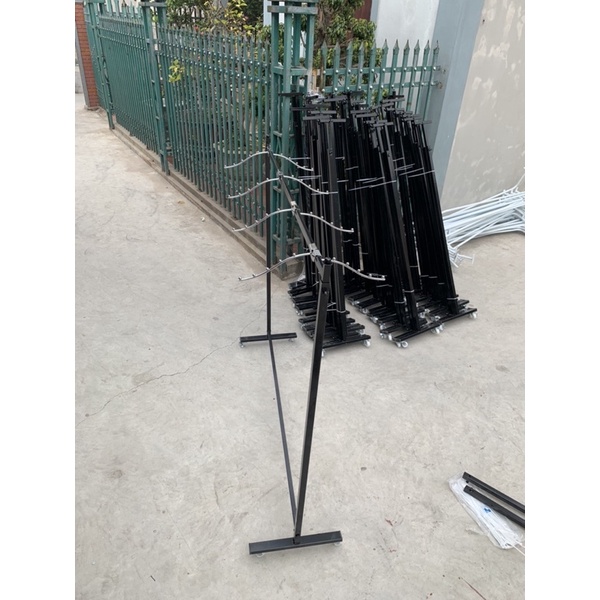 Kệ móc bi treo quần áo gắn bánh xe