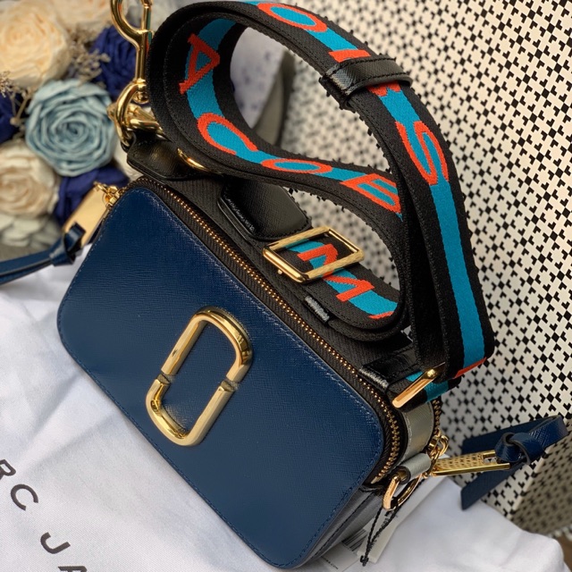 Túi Marc Jacobs Snapshot xanh navy phối colorblock kèm dây thương hiệu màu nổi bật