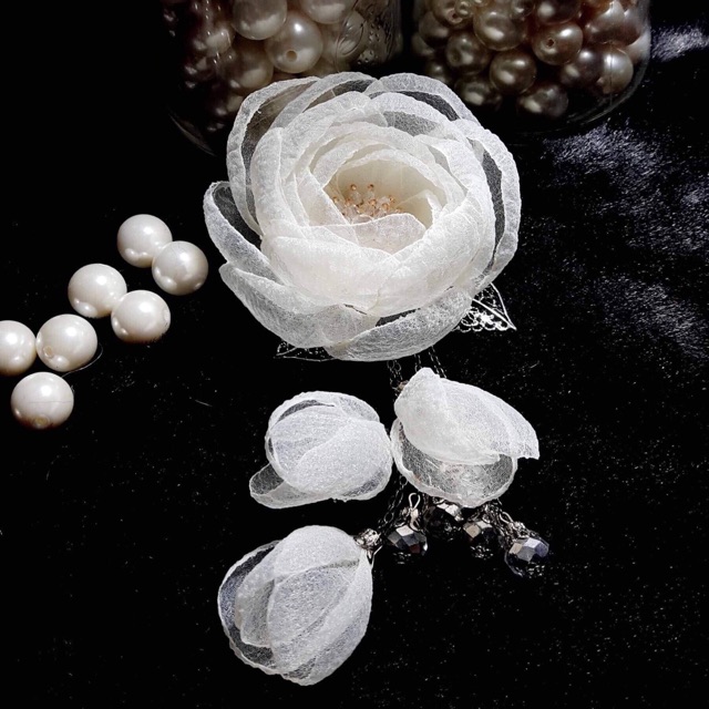 Hoa cài áo có dây nhuỵ treo