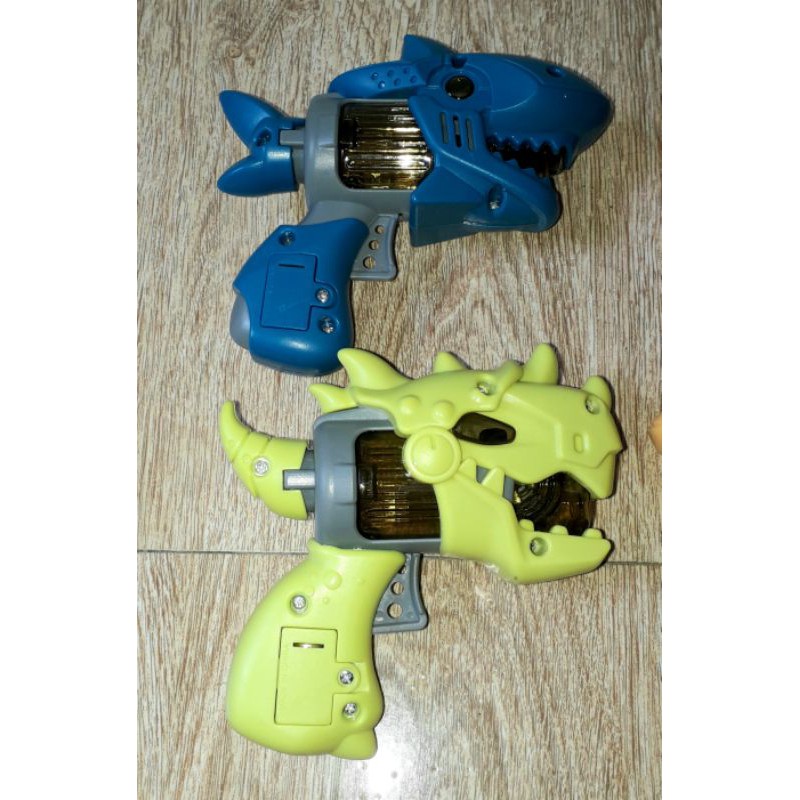 Một cái mô hình khủng long hoặc cá mập bằng nhựa có nhạc và đèn led rất đẹp có sẵn pin