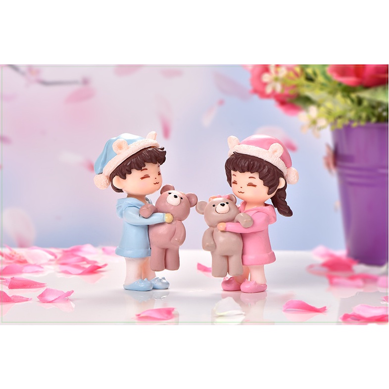 Mô hình em bé mặc đồ ngủ ôm gấu bông làm móc khóa, trang trí tiểu cảnh, terrarium, DIY