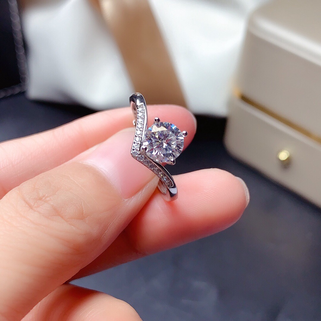 Nhẫn V đính đá Moissanite Pt950