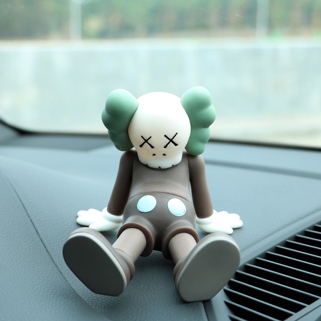 Mô hình nhân vật Kaws trang trí xe hơi