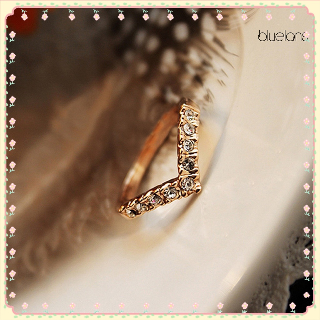 Nhẫn Cưới Đính Đá Xanh Hình Chữ V Thanh Lịch