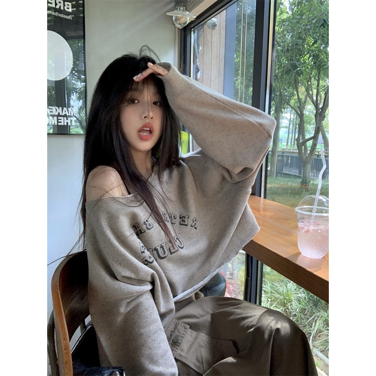 「MOTEL7」 Áo Sweatshirt Ngắn Dáng Rộng Tay Dài Cổ Tròn Hở Vai In Chữ Phong Cách Retro Cho Nữ