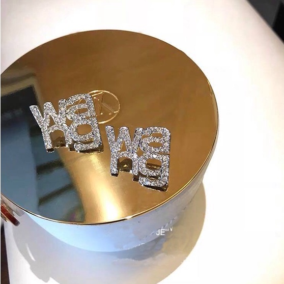 Khuyên tai chữ Wang đá sang chảnh WANG283