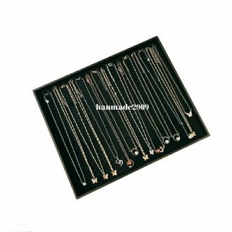 Khay nhung bọc gổ trưng dây chuyền có  nhiều móc treo